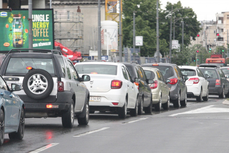 Kolone vozila i danas: Gužve na saobraćajnicama, građani opet pešače (FOTO)