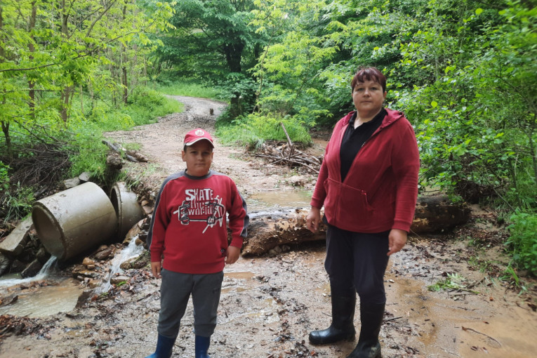 Nikolići iz sela kod Ljiga strahuju od novih padavina: Nevreme oštetilo put, satima su bez vode