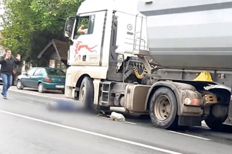 Jeziva saobraćajka u Stepojevcu: Žena podletela pod kamion, ostala zaglavljena pod točkovima!