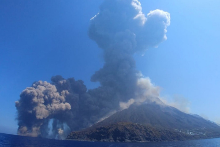 Vulkan Stromboli se probudio: Oblak dima i odroni zemljišta (VIDEO, FOTO)