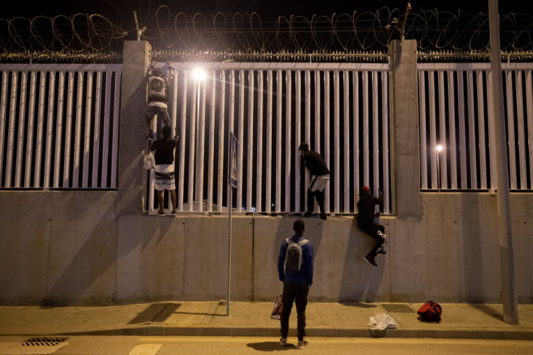 Stotine migranata se sukobilo sa policijom: Bacali kamenice, pokušali da se približe graničnoj ogradi!