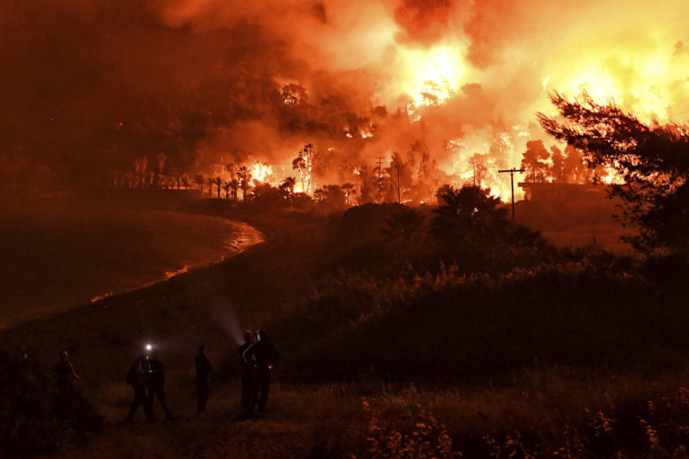 Veliki požar zahvatio grčko ostrvo: Vatra se brzo širi, meštani napuštaju svoje domove (FOTO)