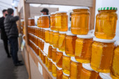 "Skoro polovina meda u radnjama je šećerni sirup! Prodaju ga za 800, a košta ih samo 70 dinara"
