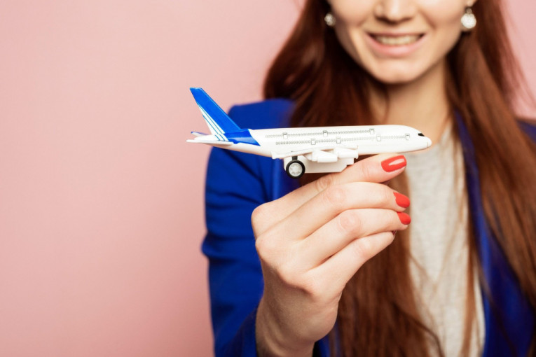 Devojka pobedila strah od letenja, pa podelila trik za sve koji se  plaše da putuju avionom: Potrebni su vam samo žele i maramica (VIDEO)