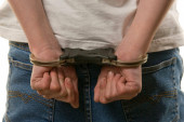 Policija uhapsila maloletnika: Nosio u prtljažniku veću količinu droge!
