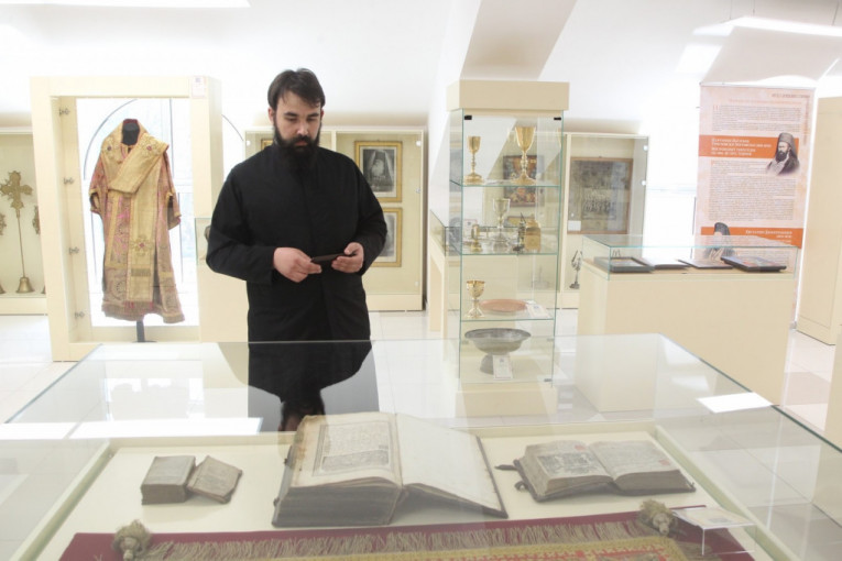 Muzej crkvenih starina u Nišu čuva blago: Lične stvari patrijarha Irineja doneo Porfirije, a tu su i pokloni ruske carske porodice (FOTO)