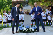 Hugo Buli dobio spomenik na Adi Ciganliji: Otkrivena bista čoveku koji je doneo prvu fudbalsku loptu u Beograd (FOTO)