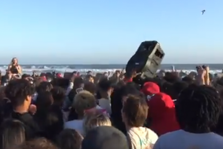 Žurka na plaži se pretvorila u okršaj sa policijom: Upozorili ih da se raziđu, a onda... (VIDEO)