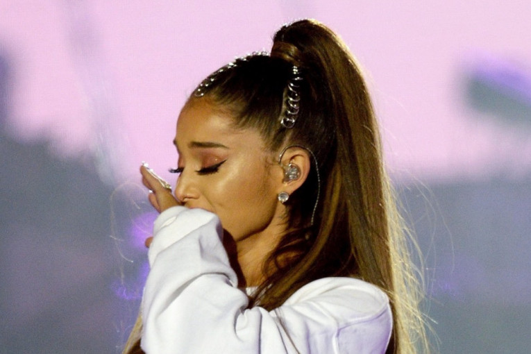 Ariana Grande odala počast nastradalima na njenom koncertu: Moje srce je uz vas uvek! (FOTO)