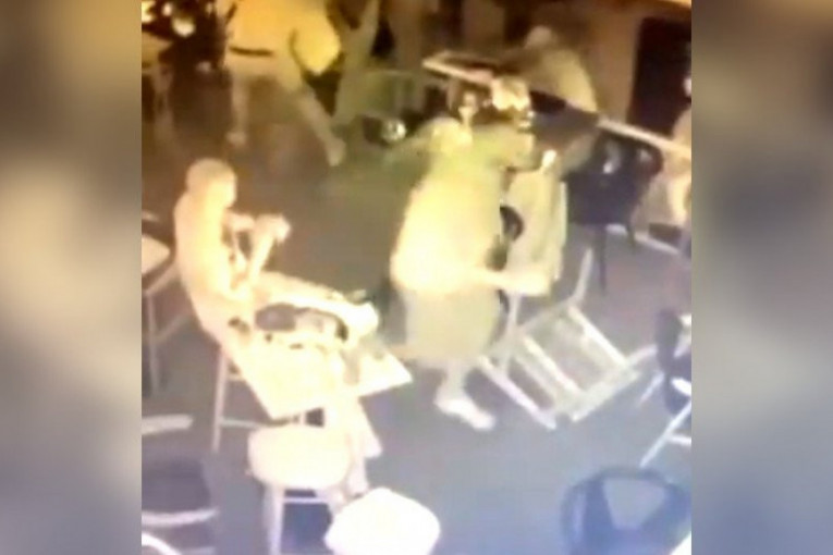 Jeziv snimak divljanja huligana u Beton hali: Uleteli kao horda u bašte kafića, maltretirali goste (VIDEO)