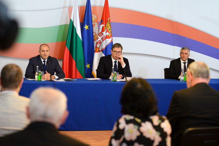 Vučić se u Dimitrovgradu sastao sa Radevim: Bugarska manjina da računa na raširene ruke (FOTO)
