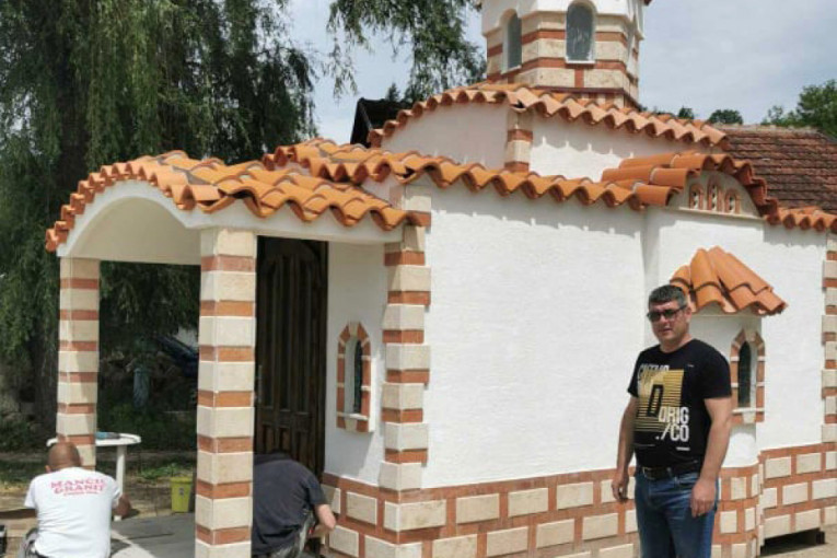 Porodica Mančić pravi "crkve za poneti": Prevoz kamionom, a može i podno grejanje (FOTO)