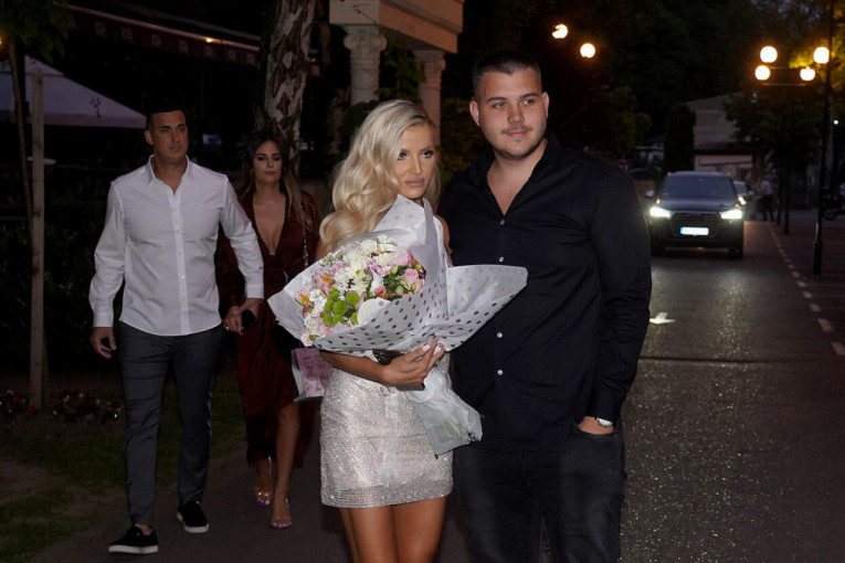 Ražnatovićeva okupila poznate face: Sin Lepe Brene se pojavio sa devojkom, ona kao Barbika! (FOTO)