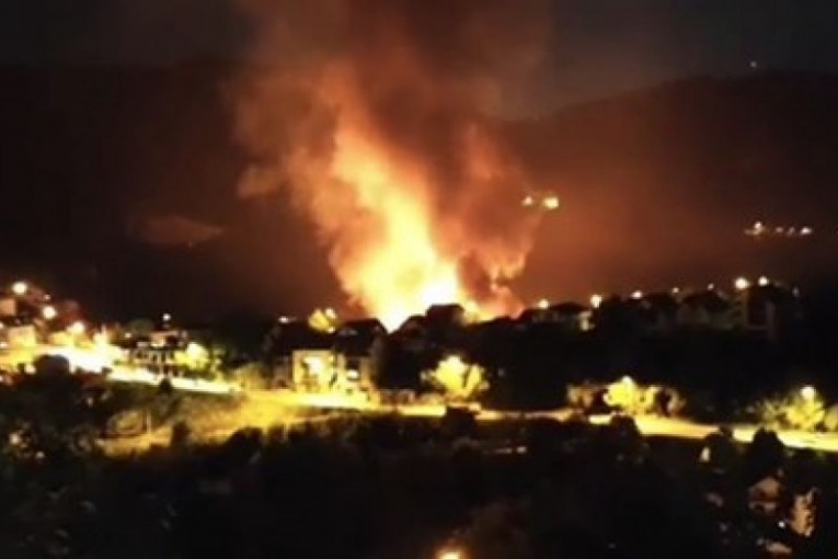Veliki požar u Užicu: Gori Studentski dom, svi vatrogasci na terenu (VIDEO)