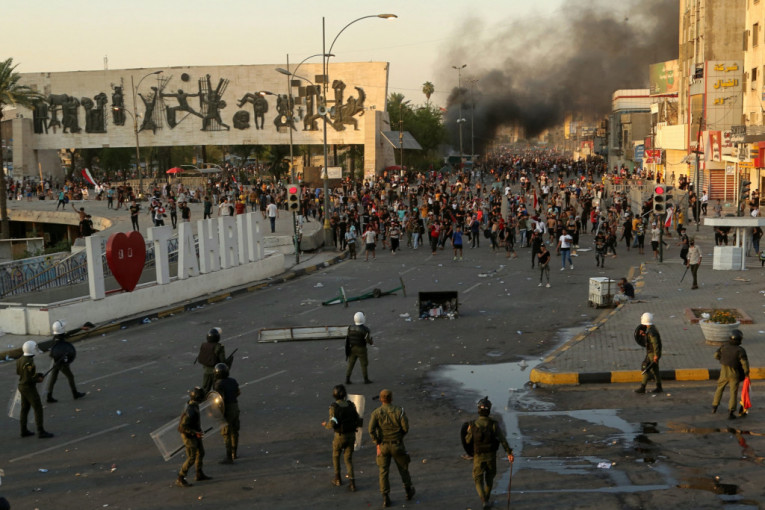 Krvavi protesti u Bagdadu: Snage bezbednosti pucale na demonstrante, mrtva najmanje jedna osoba (FOTO)