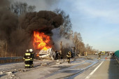 Sudar kamiona na auto-putu kod Velike Plane: Jedno vozilo se zapalilo, povređeni vozači!