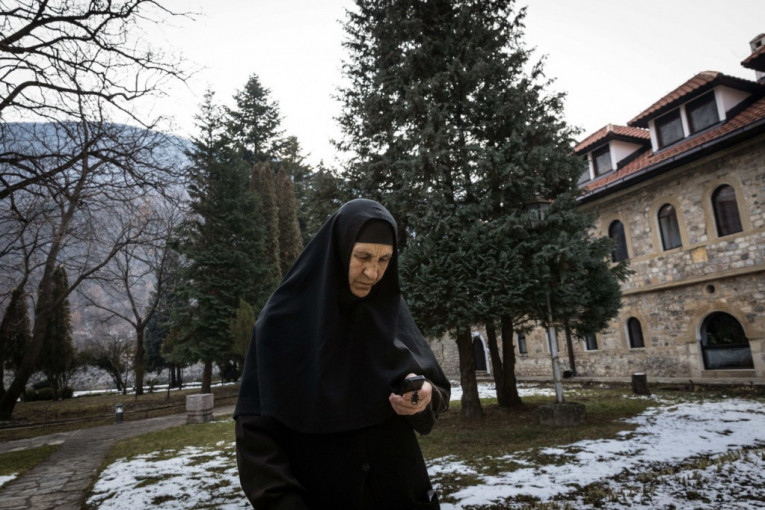 Oskrnavljena Crkva Svete Petke na KiM u selu u kojem žive četiri srpske porodice