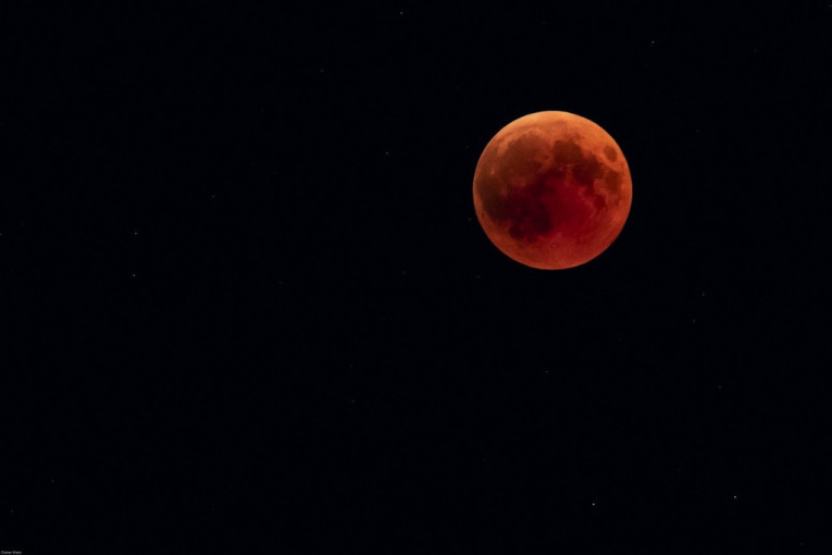 "Super mesec" se pojavio iznad našeg neba: Fenomen golim okom bio vidljiv iz Beograda (FOTO)