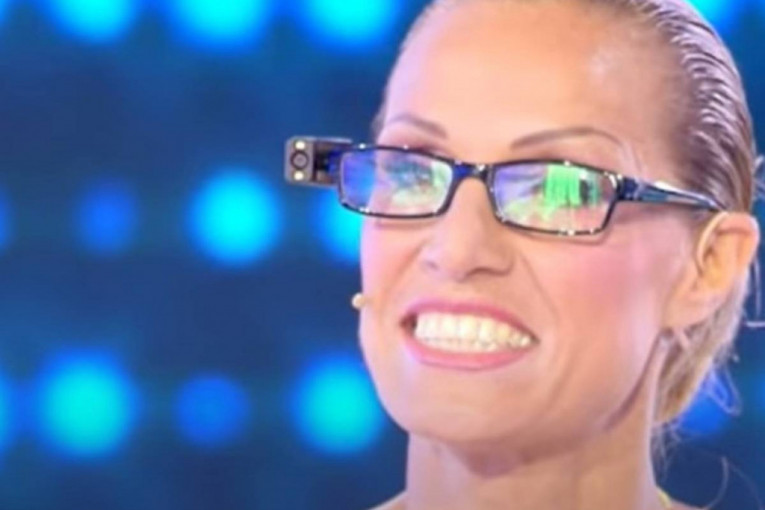 Slepa italijanska pevačica sada može da vidi zahvaljujući specijalnim naočarima