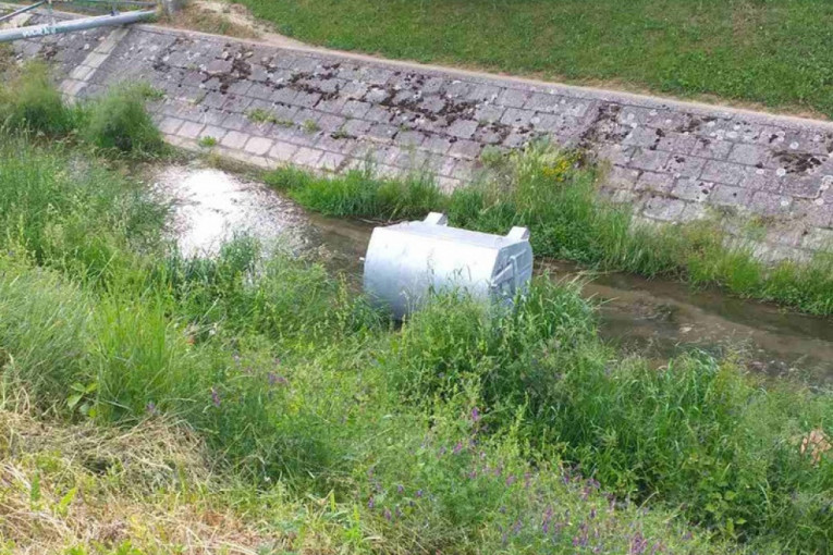 Vandali dva kontejnera gurnuli u rečno korito: Srušen i parapetni zid na reciklažnom platou