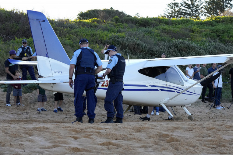 Avion prinudno sleteo nasred plaže (FOTO)