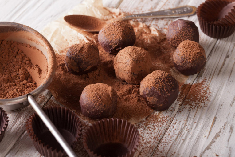 Recept dana: Sirove kakao bombice bez šećera – idealne za trenutke čokoladne žudnje