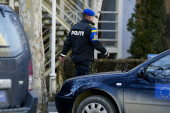 Kurtijevi policajci Srbima uteruju strah u Severnoj Mitrovici: Stoje na ulici naoružani automatima, građani uznemireni