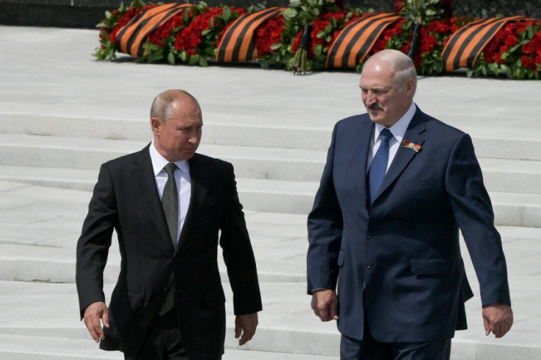 Sastanak Putina i Lukašenka: Jedan spremio dokumenta, drugi podsetio na slučaj Moralesa (FOTO)