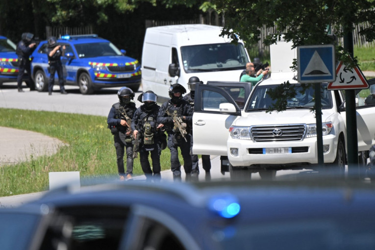 Haos u Francuskoj: Policajka teško ranjena, osumnjičeni podlegao povredama i još povređenih 