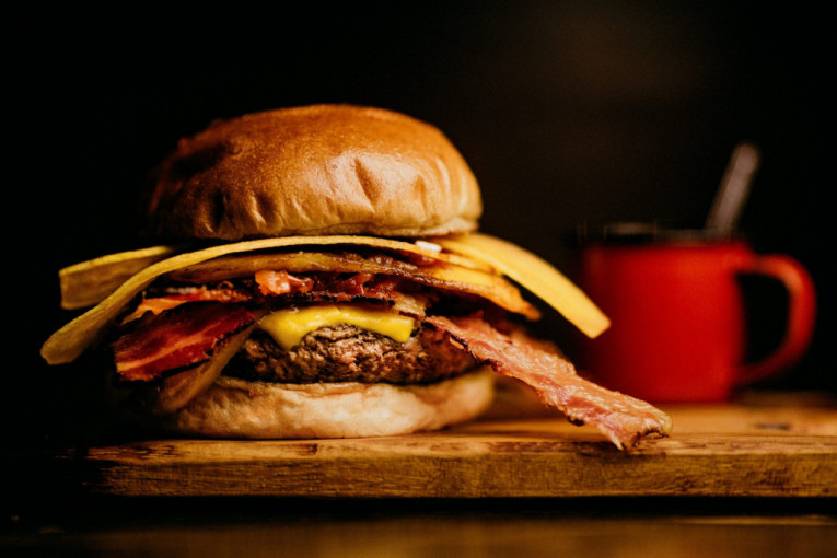 Danas je njegov dan: Ako niste znali, ni hamburger ne znate da jedete pravilno, kažu stručnjaci
