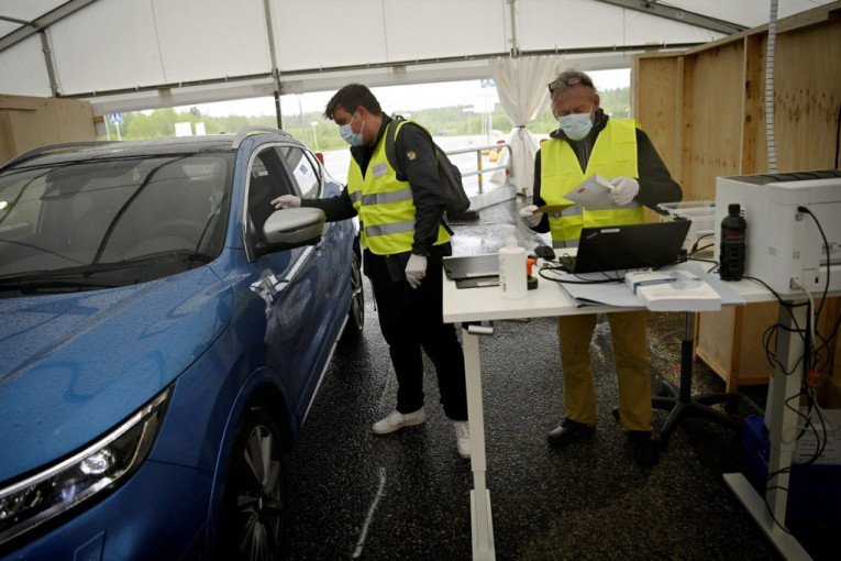 Korona mera - "vozi i glasaj": Finci na biralištima u automobilima