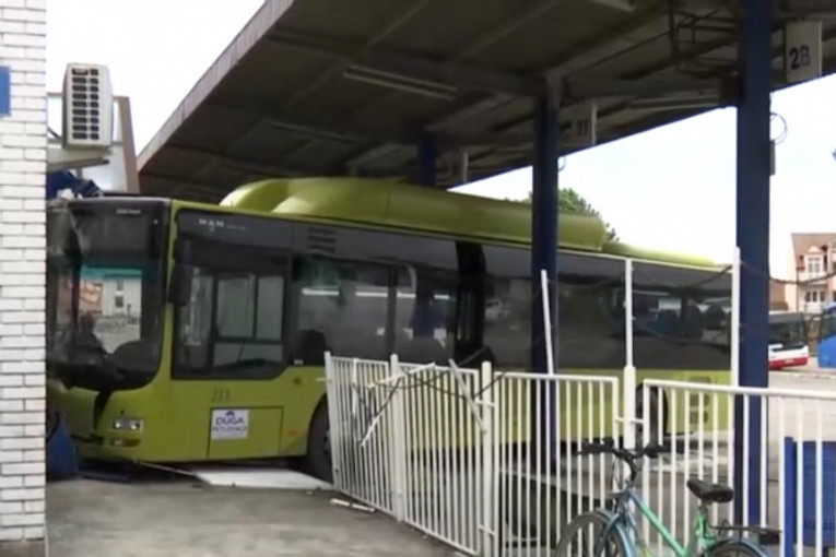 Autobus probio zaštitnu ogradu na stanici u Šapcu: Udario u zid kafića