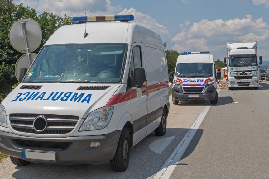 Težak udes na auto-putu kod Leskovca: Ima teško povređenih, među njima i ekipa iz Doma zdravlja!