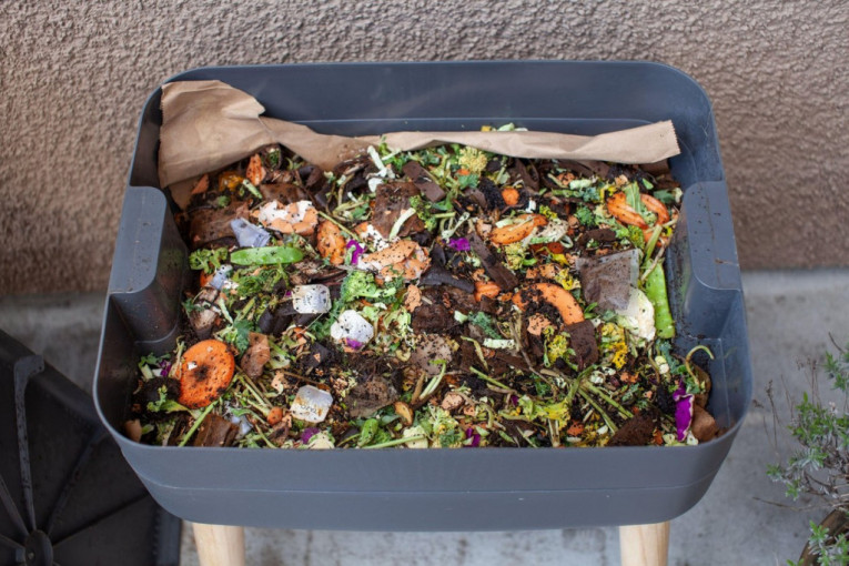 Mali vodič za kompostiranje: Pretvorite otpad u nešto korisno