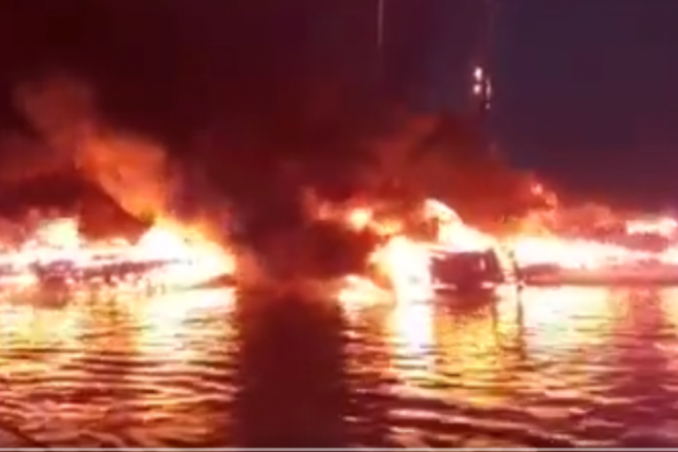 Eksplozija u hrvatskoj marini, goreli brodovi: Kašteli ostali u dimu, gradom se širi smrad plastike (VIDEO)