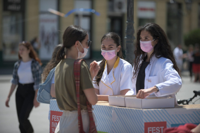 Veliki broj mladih se odazvao na Egzitovu akciju vakcinisanja na Trgu slobode u Novom Sadu