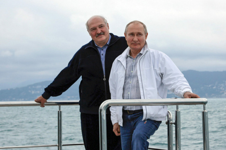 Putin pozvao Lukašenka da se okupa u Crnom moru: Predsednik Belorusije odmah uskočio u vodu (FOTO)