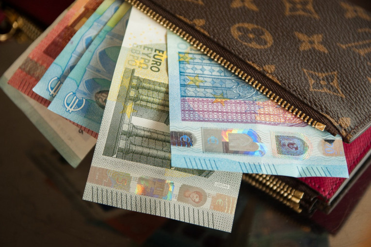 Kako privući novac: Držite lovorov list u novčaniku a karticu u zamrzivaču