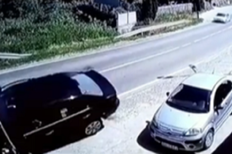 Stravična nesreća kod Novog Sada: Autom prešao u suprotnu traku, izazvao sudar, pa se prevrnuo (VIDEO)