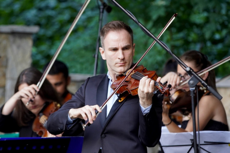Stefan Milenković sa mladim umetnicima: Počeo međunarodni master klas čuvenog violiniste