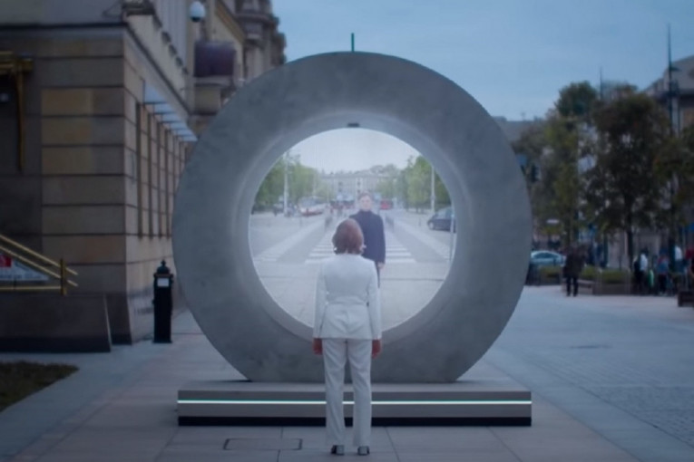 Dobro došli u budućnost: Portal u realnom vremenu povezuje ljude udaljene stotinama kilometara (VIDEO)