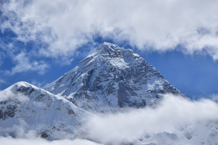 Postavljeni novi rekordi u osvajanju Mont Everesta - najstariji alpinista, najbrža planinarka i slepi penjač