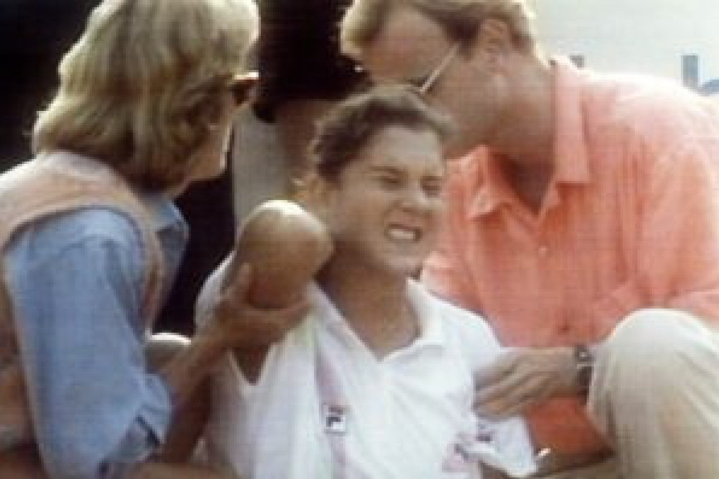 Najcrnji dan u istoriji tenisa, nož u leđa Monike Seleš! Prošlo je 29 godina, ali neke rane nikad ne zarastu (VIDEO)