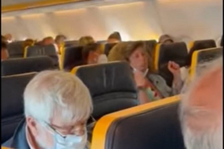Napravila haos u avionu zbog nošenja maske: Pljuvala osoblje, pa udarala putnike! (VIDEO)