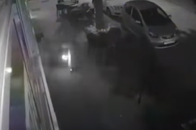 Napadači zapalili kafić u Mostaru: Kamere ih snimile, jednom je gorela noga (VIDEO)