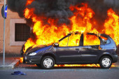 Automobil sleteo sa puta, prevrnuo se i zapalio kod Merošine: Vozač stradao na licu mesta