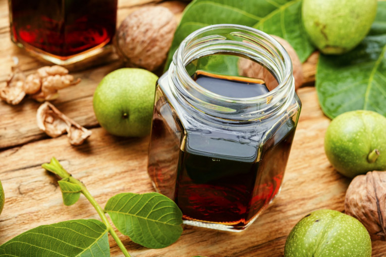 Zeleni orah i med: Recept za moćan sirup koji jača imunitet, štiti štitnjaču i skida kilograme