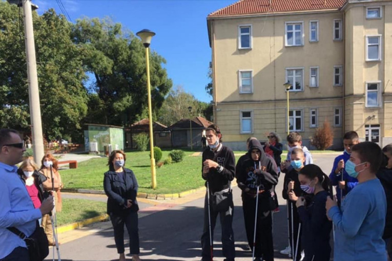 Brajev štampač, digitalni sto, pisaće mašine: Izrael pomaže školu za učenike oštećenog vida u Zemunu