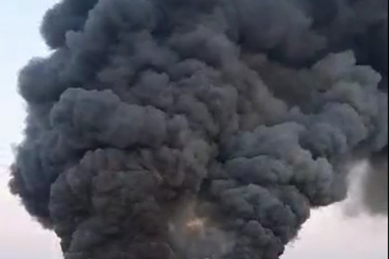 Niš u plamenu: Gori skladište robe, 9 vatrogasnih ekipa se bori sa vatrom (VIDEO)