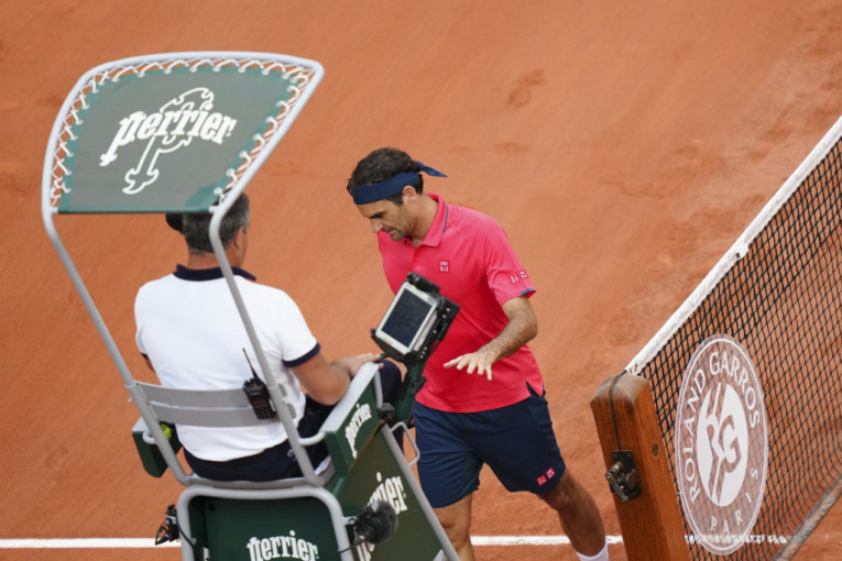 Nedolično ponašanje: Nervozni Federer se svađao sa sudijom